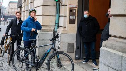 Archivbild: Bernd von Jutrczenka/dpa
Cem Özdemir trat seinen Dienst als neuer Bundesminister für Ernährung und Landwirtschaft auf ungewöhnliche Art an. Er kam mit einem Cube-Fahrrad zur Amtsübergabe.