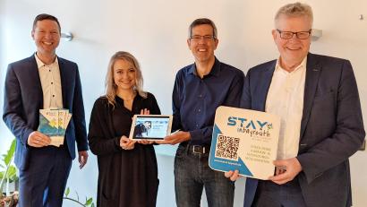 Bild: Landratsamt Bayreuth/exb
Landrat Florian Wiedemann, Jana-Lisa Mönch (Landratsamt Bayreuth, Wirtschaftsförderung), Matthias Mörk (Stadt Bayreuth, Wirtschaftsförderung) und Oberbürgermeister Thomas Ebersberger.