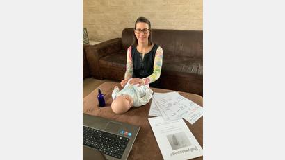 Bild: jzk
Mit ihrer Übungspuppe demonstriert Michaela Kotlar auch in ihren Onlinekursen die richtigen Griffe bei der Babymassage.