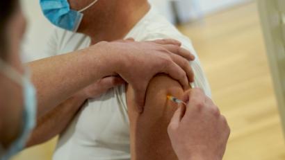 Symbolbild: Marcus Brandt/dpa
Ein Mann lässt sich gegen das Coronavirus impfen.