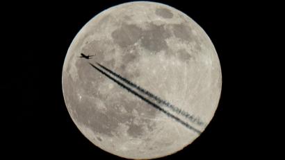 Bild: Aaron Chown
Ein Flugzeug fliegt am Mond vorbei, dem ersten Vollmond des Jahres 2022.