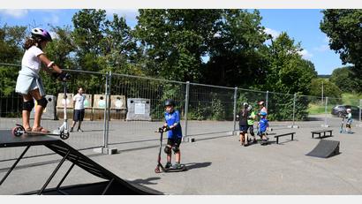 Archivbild: sche
Um die mobile Skateranlage des Landkreises - hier im vergangenen Jahr auf dem Parkplatz beim Bienenhof in Aschach - nach Edelsfeld zu holen, startet die Gemeinde einen neuen Anlauf.