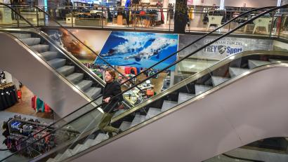 Archivbild: Florian Miedl/fph
Im April hatte die Frey-Gruppe gegen die Schließung ihrer Kaufhäuser geklagt. Vergeblich. Dieses Bild zeigt Hausleiter Tobias Kastner bei einem Kontrollgang im Marktredwitzer Modehaus während des Lockdowns Anfang 2021.