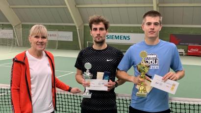 Bild: exb
Sabine Henn (von links) mit dem Zweitplatzierten Thomas Dafcik und dem Turniersieger Michael Weindl.