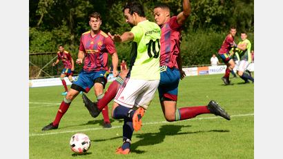 Bild: ham
Die SpVgg Pfreimd (im gelben Trikot Max Mischinger) und die SV Grafenwöhr (Maurice Albers, rechts, und Christopher Fleischmann) gelten als die größten Favoriten im Kampf um den Meistertitel in der Bezirksliga Nord.
