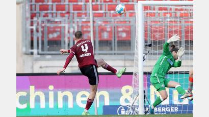Bild: Daniel Karmann/dpa
Wenn Asger Sörensen (links) in der fünften Minute der Nachspielzeit den Ball nicht fast aus dem Max-Morlock-Stadion geschossen hätte, ja dann hätte der Club gegen Paderborn sogar noch einen Zähler ergattern können.