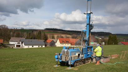 Archivbild: jr
2021 fanden auch im Landkreis Tirschenreuth Probebohrungen für den Bau der Gleichstromtrasse statt. Hier erkundeten Mitarbeiter im Auftrag von Tennet die Bodenbeschaffenheit bei Themenreuth.