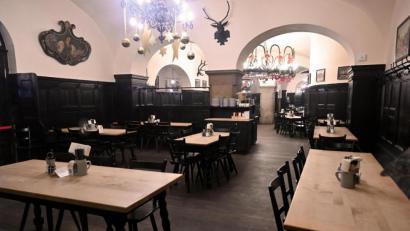 Symbolbild: Peter Kneffel
Leere Stühle und Tische stehen in einer Gaststätte. Für Versammlungen treffen sich Vereine häufig in Gaststätten. Dabei ist wegen Corona einiges zu beachten.