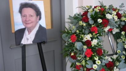 Bild: Hirsch
Abschied von Theresia Rampf: Kränze und Grabgestecke erinnern an eine verdiente Neunburger Persönlichkeit.