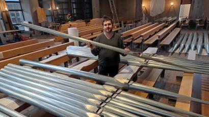 Bild: fpoz
Die Orgelsanierung in Sankt Sebastian ist im Zeitplan, ebenso sind es die übrigen Gewerke. Mesner Peter Gärtner präsentiert die Orgelpfeifen, die gegen Spenden abgeholt werden können.
