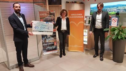 Bild: gi
Die Geschäftsstelle Moosbach der Raiffeisenbank Neustadt-Vohenstrauß unterstützt 23 Vereine und Institutionen in Moosbach. Filialleiterin Karin Lindner und ihr Stellvertreter Adolf Hammerl (rechts) überreichen Bürgermeister Armin Bulenda (links) einen Scheck über 10.500 Euro.