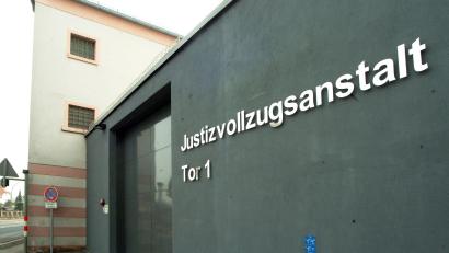 Symbolbild: Petra Hartl
Die Justizvollzugsanstalt Amberg. Ein 42-Jähriger, der schon etliche male in einem Gefängnis einsaß, wandert nun erneut wegen Diebstahl hinter Gitter.