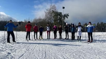 Bild: eib
Sie haben beim Skatingkurs viele Kniffe gelernt. Als die Sonne rauskam, war der Skitag perfekt. Rechts im Bild Übungsleiter Bastian Riedl.
