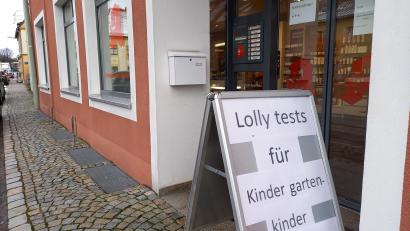 Bild: bl
Mit Lolli-Tests für Kindergartenkinder wirbt die Apotheke Lotter in Pfreimd. Die Kleinen müssen ihn drei Mal in der Woche machen.