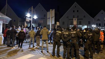 Bild: jus
Bei einer Anti-Impf-Demo wie dieser sprach Maria Münz im Dezember. Kurz darauf trat die Teublitzer Stadträtin bei den Grünen aus.