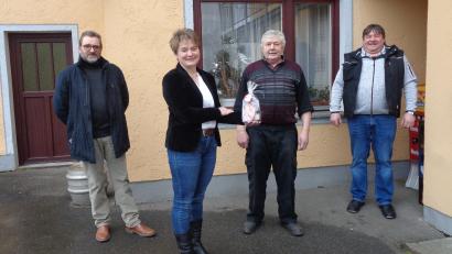 Bild: amö
Peter Röhrich in Haag freute sich über den Besuch der drei Bürgermeister Sonja Meier, Robert Eibl (links) und Markus Fichtinger.