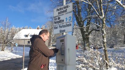 Bild: ws
Die Stadt Bärnau wird auch die aktuellen Einnahmen aus den Parkautomaten auf der Silberhütte an den Förderverein Skilanglaufzentrum überweisen.