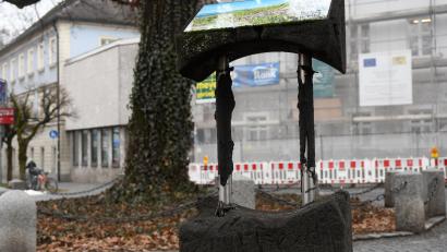 Bild: Gabi Schönberger
Diese massiv zerstörte Natur-Navi-Infostele steht in Weiden am Schlörplatz. Mit dem Ausmaß an Vandalismus haben die Verantwortlichen nicht gerechnet.