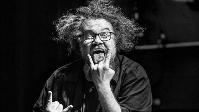 Bild: Petra Kellner/exb
Noch bis Ende Juni sind sie im Foyer des Stadttheaters zu sehen: 24 kreative Köpfe aus Ambergs Kreativszene: Hier Winfried Rudrof in Pose.