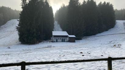 Bild: Wilhelm Amann
Verträge mit den ehrenamtlichen Helfern und dann eine ausreichende Schneelage: Diese beiden Komponenten fehlen noch, damit der Skilift (Mitte) im Nabburger Naherholungsgebiet laufen kann.