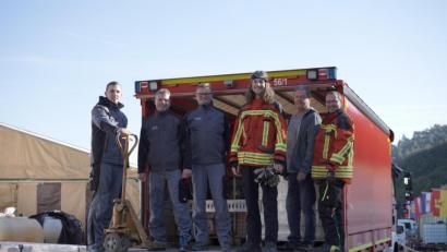 Bild: Holger Pühl/exb
Mit Mitgliedern der Feuerwehr Kemnath und einigen seiner Mitarbeiter lud Holger Pühl (Zweiter von links) beim Baustoffzelt Kaiser Walporzheim im Oktober 2021 die erste Hilfslieferung ab.