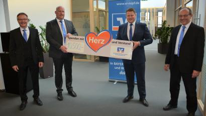 Bild: jr
Bürgermeister Stefan Grillmeier (Zweiter von rechts) freute sich über den Spendenscheck der Volksbank Raiffeisenbank Nordoberpfalz in Höhe von 10 500 Euro für Vereine, Organisationen und Einrichtungen aus Mitterteich und Umgebung. Überreicht wurde der Scheck von Geschäftsstellenleiter Dieter Ernstberger (Zweiter von links) im Beisein von Regionalmarktleiter Manfred Steckermeier (rechts) und dessen Stellvertreter Harald Zottmeier.