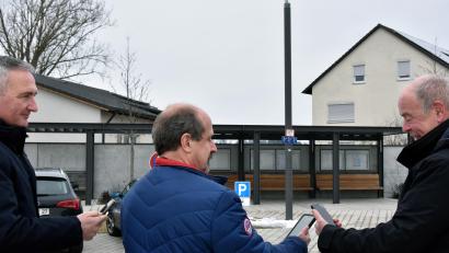 Bild: Stephan Huber
Voller Empfang auf dem Kümmersbrucker Dorfplatz. Landtagsabgeordneter Harald Schwartz (von links), EDV-Betreuer Michael Laßen und Bürgermeister Roland Strehl freuen sich darüber, dass ihre Gemeinde WLAN aus der Straßenlaterne liefert.