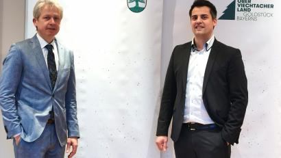 Bild: Portner
Bürgermeister Rudolf Teplitzky (rechts) freut sich über den Besuch des neuen OTH-Präsidenten Professor Dr. Clemens Bulitta im Rathaus. Es gibt Ideen für neue Kooperationen mit der Technischen Hochschule Amberg/Weiden.