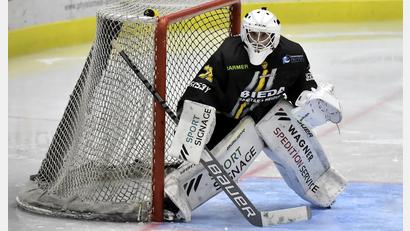 Archivbild: Hubert Ziegler
Timon Bätge wird im Tor des ERSC Amberg am Freitag einiges zu tun bekommen. Auch am Sonntag in Kempten, denn im Hinspiel kassierten die Löwen eine 3:6-Niederlage.