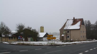 Bild: bjp
In den nächsten Wochen soll das leerstehende "Neuelend"-Haus abgerissen werden, um Platz für ein neues Feuerwehrgerätehaus zu schaffen. Ein Raumkonzept hat die Feuerwehr Burkhardsreuth vorgelegt, das jetzt von der Regierung in Regensburg auf Förderfähigkeit geprüft wird.
