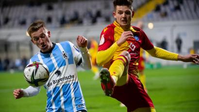 Bild: Sven Hoppe
Fabian Greilinger (links) vom TSV 1860 und Marvin Wanitzek kämpfen um den Ball. Der Karlsruher Spieler erzielte per Elfmeter das Tor zum 1:0-Pokalsieg des KSC. Die „Löwen“ sind damit raus aus dem DFB-Pokal.