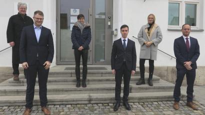 Bild: Hirsch
Stellvertretender Amtsgerichtsdirektor Peter Jung (links) stellte die neuen Richter-Kollegen vor. Das Bild zeigt (von links) Christian Baier, Silvia Schatz, Peter Probst, Sina Tarantik und Wolfgang Doblinger.