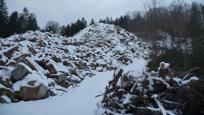 Bild: wel
Die Granitblöcke von zwei riesigen Gesteinshalden im Steinbruch werden von zwei mobilen Brecheranlagen zerkleinert und von der Firma Freihölser Sand GmbH abtransportiert.