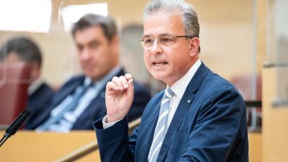 Archivbild: Matthias Balk
Der Fraktionsvorsitzende der Freien Wähler im bayerischen Landtag, Florian Streibl, spricht im Juli während einer Plenarsitzung.