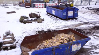 Bild: bkr
Zwei blaue Container – der kleine für Bauschutt und der große für Grüngut. Beide belasten den Gemeindehaushalt, weil die Gebühren nicht mehr die Ausgaben decken. Der Gemeinderat beschloss deshalb, diese zu erhöhen.