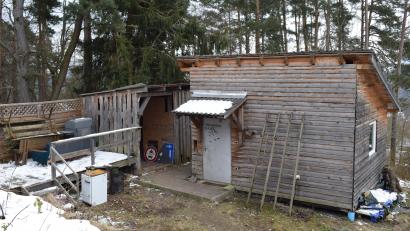 Bild: bnr
Die Tage des "Traunser Haisl" sind gezählt. Nach Beschwerden aus der Nachbarschaft müssen die Jugendlichen ihren Treffpunkt abreißen.