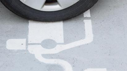 Symbolbild:  Sebastian Kahnert/dpa
Langsames Laden schont den Akku eines Elektroautos.