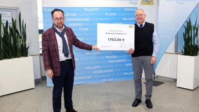Bild: Stephanie Gräß
Amtsleiter Achim Uhl übergibt den Spendenscheck an Georg Franz Fröhler, den Vorsitzenden des Hospizvereins Amberg.