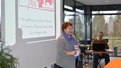 Bild: Leben Plus/exb
Quartiersmanagerin Cornelia Stahl konnte Stadtheimatpfleger Eberhard Polland für einen weiteren interessanten Zeitzeugen-Vortrag gewinnen.