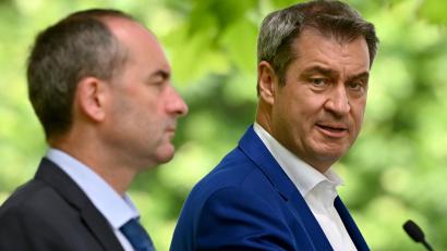 Archivbild: Peter Kneffel
Freie-Wähler-Chef Hubert Aiwanger (links) und Bayerns Ministerpräsident Markus Söder sind aktuell im Umfragetief.