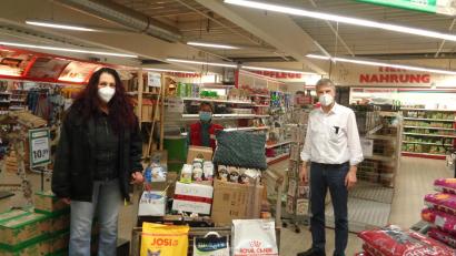 Bild: Hagebaumarkt/exb
Daniela Riedl vom Tierheim Tirschenreuth (links) freute sich über die Spende der Hagebaumarkt-Kunden im Gesamtwert von 3000 Euro, die Marktleiter Werner Bergler und seine Mitarbeiterin Erika Selecke an sie überreichten.