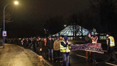 Bild: Petra Hartl
Querdenker und Impfgegner versammelten sich vor dem Amberger Kongresszentrum. Ein Marsch auf dem Altstadtring schloss sich an. Die Polizei regelte den Verkehr.
