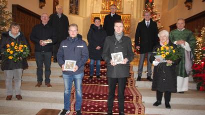 Bild: kro
Im Beisein aller drei Bürgermeister ehrte Stadtpfarrer Georg Flierl besonders Aktive der Pfarrei. Unser Bild zeigt von links, Rosa Haubner, Anton Frötschl, 2. Bürgermeister Peter Gold, Sebastian Reimann, Edith Schön, 1. Bürgermeister Franz Stahl, Joseph Mehler, 3. Bürgermeister Norbert Schuller, Christl Legat und Stadtpfarrer Georg Flierl.