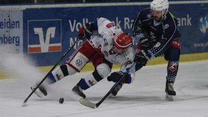 Archivbild: gb
Die Blue Devils Weiden (rechts Mirko Schreyer) müssen das dritte Wochenende in Folge pausieren. Nach der Partie am Freitag in Rosenheim wurde auch das Heimspiel am Sonntag gegen Passau abgesagt.