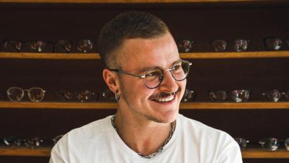 Bild: Jana Linß
Adrian Gräbner redet im Podcast-Studio von Oberpfalz-Medien über sein Lebens als (Trans-)Mann. Mit dabei als Moderatorinnen sind Wiebke Elges und Celina Rieß.