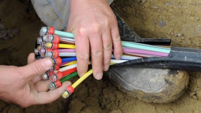 Symbolbild: Peter Kneffel/dpa
Durch die Nutzung eines weiteren Breitband-Förderprogramms sollen bis zu 160 bislang unterversorgte Haushalte in der Gemeinde Pechbrunn Glasfaseranschlüsse erhalten.