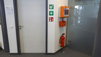 Bild: bkr
Im Eingangsbereich des Rathauses ist der "Defi" platziert. Allerdings ist er hier nur während der Öffnungszeiten der Verwaltung zugänglich. Ein Umstand, den Gemeinderat Florian Hösl bemängelte.