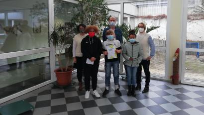 Bild: jzk
Rektorin Christine Wiesend (hinten rechts) bedankte sich bei den beiden Juroren Carola Reger und Christian Beck (hinten von links) und gratulierte den Vorlesern Thalia Mbite, Luca Schönfelder und Ida Hörl (vorne von rechts.