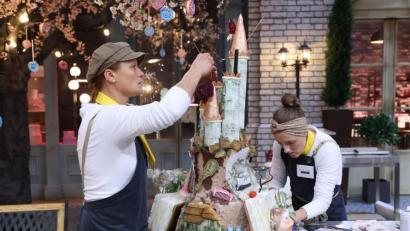 Bild: RTL / Frank W. Hempel
Die Schwandorferin Carolin Brunner (rechts) und ihre norddeutsche Partnerin Tina Herzog (links) errichteten im Verlauf von acht Stunden ein phantastisches Kuchenschloss für Schneewittchen. Die Jury der RTL-Show "Master of Sweets" war davon begeistert.
