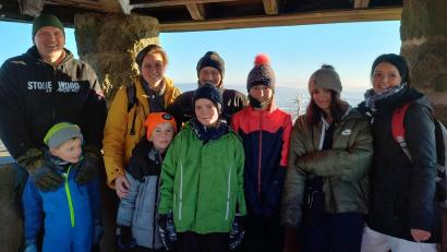 Bild: soj
Besonders erfreut war der FGV-Vorsitzende, dass auch fünf Kinder und Jugendliche die Winterwanderung mitmachten. Auf dem Bild die Familien Pöllath und Küspert.